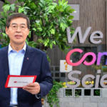 lg chem vice chairman shin hak-cheol introducing the company's new slogan