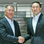 Hyundai Motor Group's executive vice-chairman, Chung Euisun (Left), and LG Group's Chairman Koo Kwang-mo (Right) met to discuss future electric vehicle (EV) battery business collaborations.