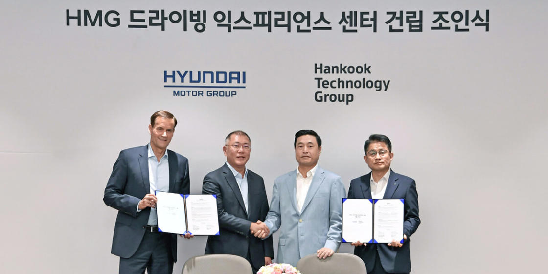 (From left) Thomas Schemera, Hyundai Motor Group’s product division head; Chung Euisin, Hyundai Motor Group Executive Vice Chairman; Cho Hyun-sik, Hankook Technology Group Vice Chairman; and Lee Soo-il, Hankook Tire and Technology President at the signing ceremony on Wednesday. 