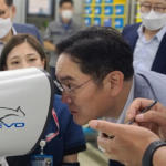 Samsung Electronics’ Lee Jae-yong visited Samsung Electro-Mechanics’ factory to inspect the automotive multilayer ceramic capacitors (MLCCs) line in Busan.