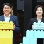 POSCO Chairman Choi Jeong-woo (Left), and minister of SMEs and Startups Park Young-sun, poses at the inauguration event celebrating the of a startup incubator in Gangnam, Seoul.