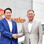 SK Group Chairman Chey Tae-won (left) shakes hands with Hyundai Motor Group Executive Vice Chairman Chung Euisun during a meeting at SK Innovation’s Seosan EV battery plant in July.