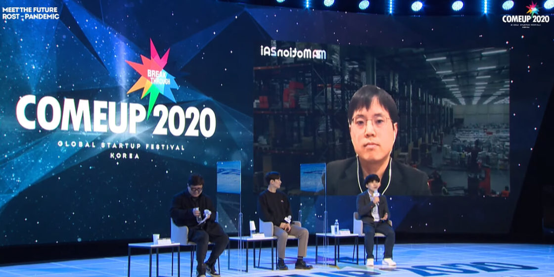 (From Left) Byline Network reporter Ji Yong Um, Dr. Yoon Haeng Lee (CEO/Co-Founder of AIDIN ROBOTICS), Tae Young Jeong (CEO of PLAIF), (background) Byung Soo Kim (CEO and a founder of Motion2AI) discussing flow optimization in factories, logistics facilities and people during the COMEUP 2020.