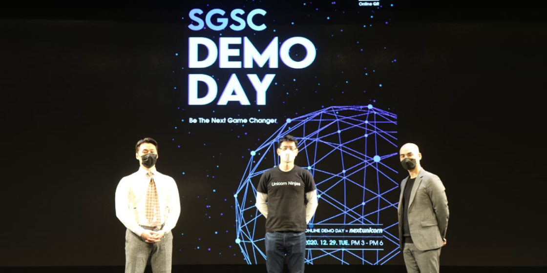 (Right) Center Director of Seoul Global Startup Center Seongmin Cho, awards the winners (Left) CEO of Apollo EduTech Steve Yang, and (Left) CEO of Oysterable TaeKwan Bae during the Demo Day on December 23. (SGSC)