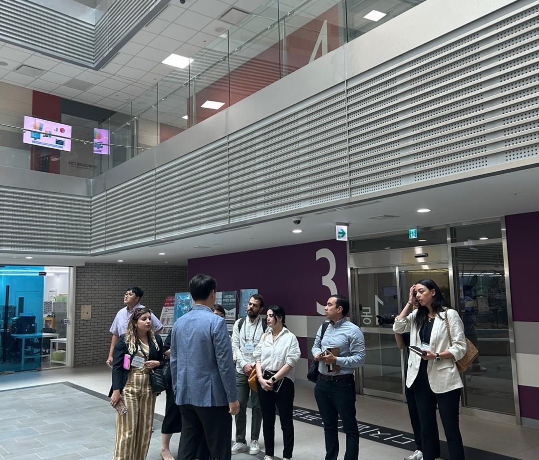  The delegation touring the Startup Campus. (Photo = BeSuccess)